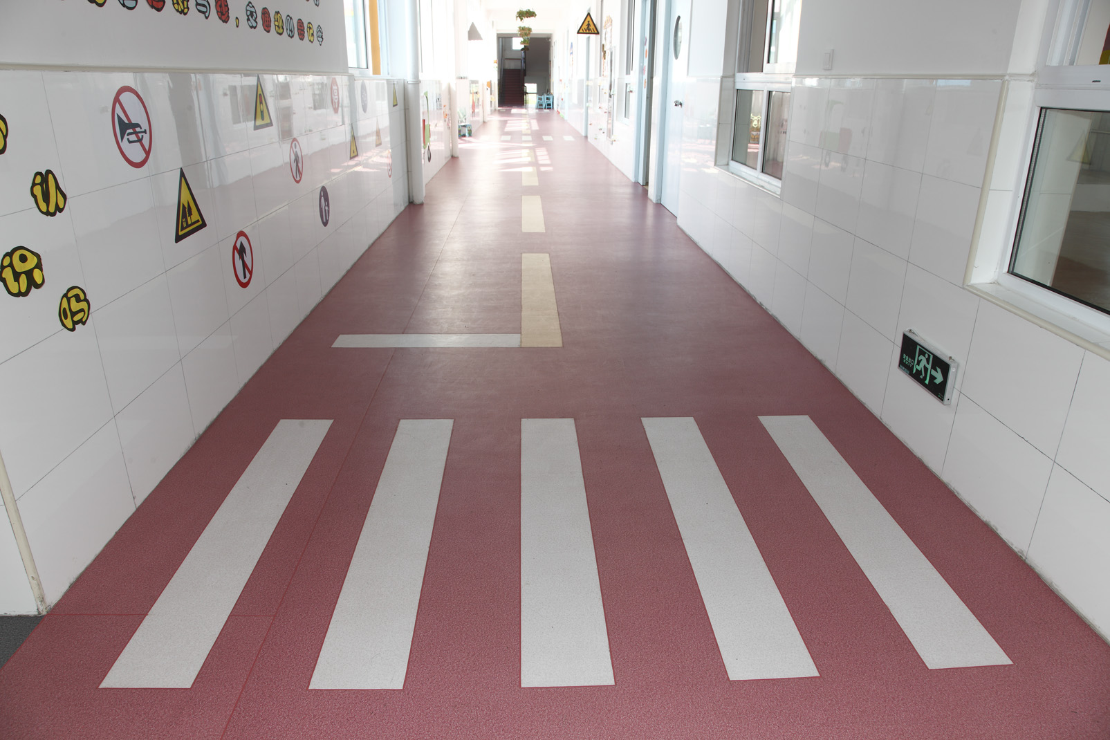 為什么幼兒園用地膠可以保護(hù)兒童的身體健康？【騰方PVC地板】