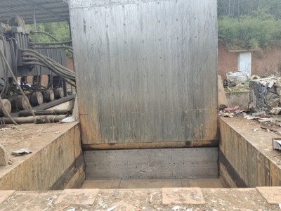 場地轉讓一臺江陰華科1000噸打包機圖2